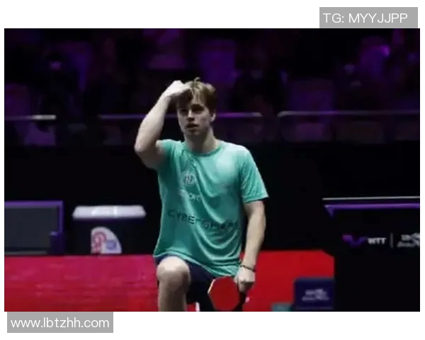 单膝跪地庆祝动作起源与发展 探究某足球巨星的标志性庆祝方式